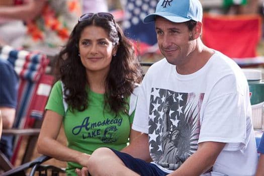 <b>Salma Hayek y Adam Sandler</b>
<br>La mexicana Salma Hayek se volvió parte de Hollywood, y con ello se ha ganado el honor de trabajar con otras estrellas de renombre. En 2010 participó junto a Adam Sandler en la comedia 'Son como niños' y hubo un problema, no parecían un matrimonio convincente.