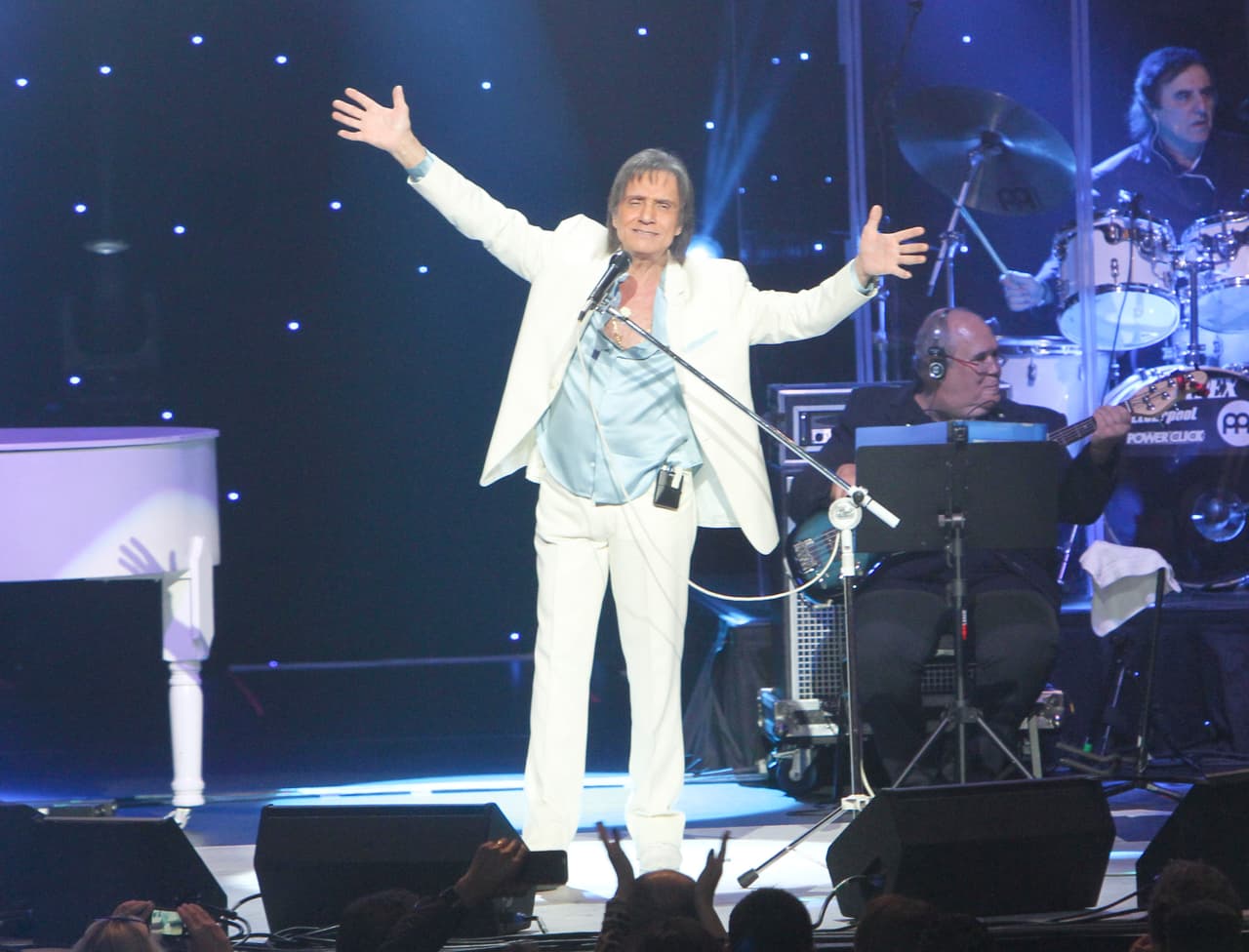 Su paso por el Festival de la Canción Viña del Mar ha sido memorable. En 2011 se reencontró por tercera vez con el público de este certamen, que lo recibió con los brazos abiertos. En esa edición ganó la Antorcha de Plata, Antorcha de Oro y la Gaviota de Plata.