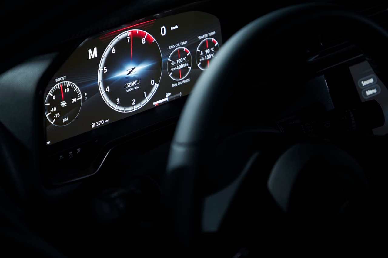 Los diseñadores consultaron con pilotos profesionales para el desarrollo de su cabina con la intención de que sea lo más funcional posible durante el manejo citadino diario y en circuitos los fines de semana.