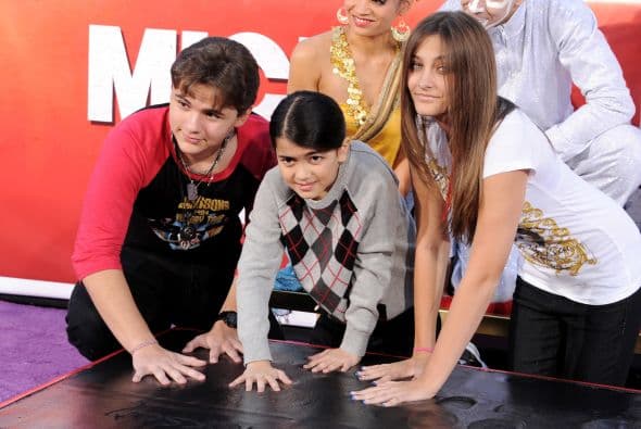 Actualmente, Paris es la única de los tres jovencitos que lleva una vida pública. Lejos quedaron los días de las máscaras y en las que su padre podía protegerlos de los peligros de la fama.