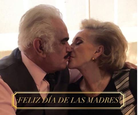 Los besos nunca se agotan si se dan con amor a la persona amada, por eso don 'Chente' no para de darle sus 'picoretes' a su adorada Cuquita.