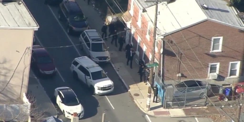 Warren G. Harding Middle School y Frankford High School estuvieron bajo "encierro" durante algunas horas debido al tiroteo.