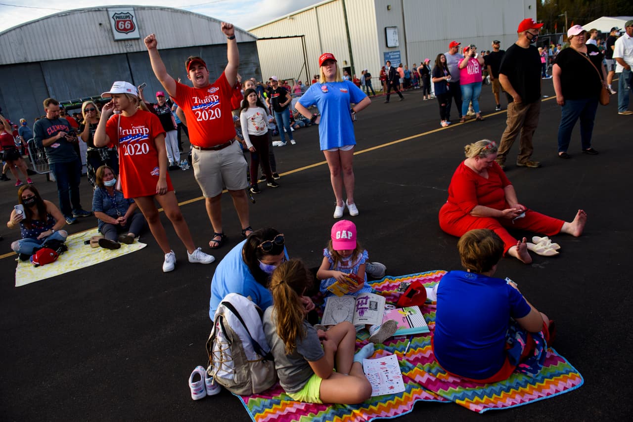 Desde horas de la tarde familias enteras se reunieron a las afueras del aeropuerto a la espera de Trump.