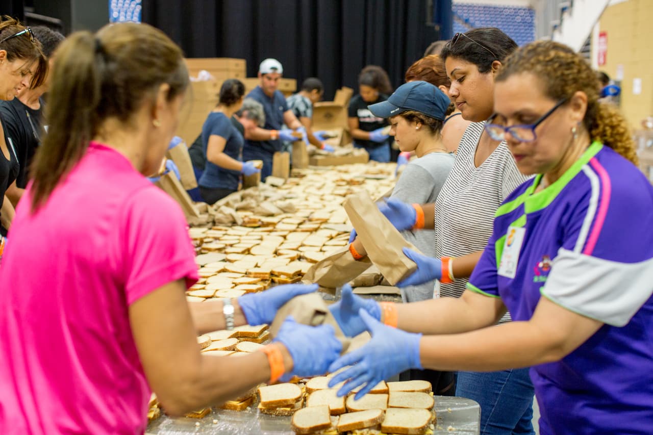 Desde hace dos semanas la organización 'Chefs for Puerto Rico' comenzó a preparar y distribuir comida en la isla, sobre todo en los sitios que resultaron más afectados por el huracán María. Hasta el momento han repartido más de 100,000 comidas.