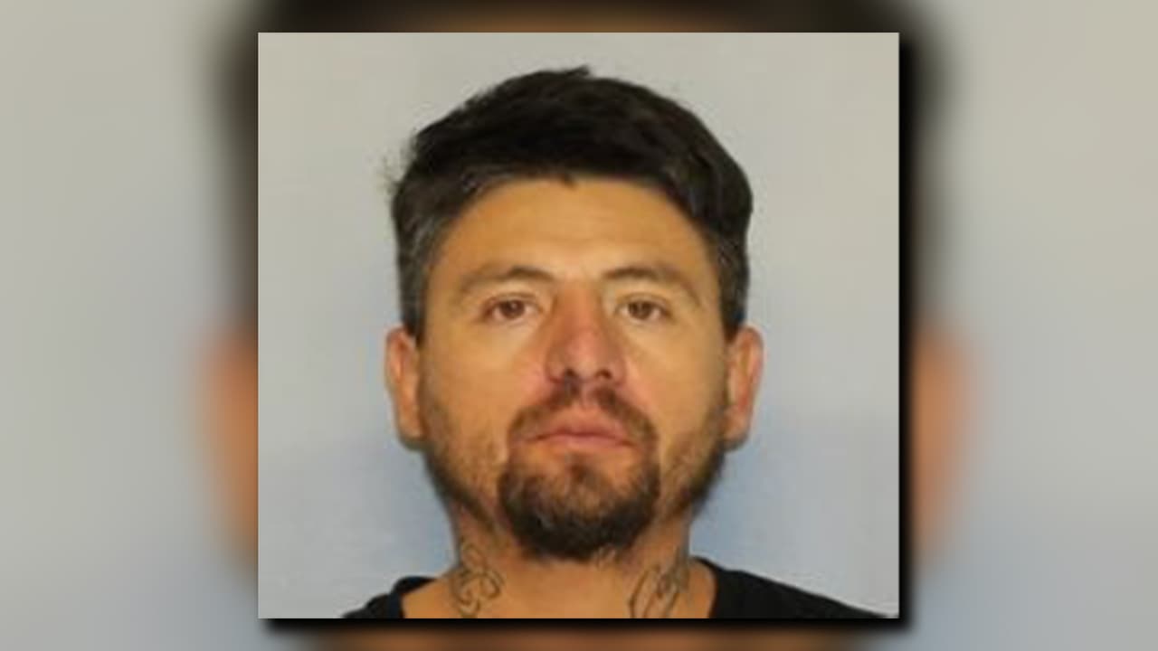 <b>Juan Ayala Rodríguez,</b>
<b>conocido con el alias 'Charlie'</b>, es acusado de violación a la ley anticorrupción y de formar parte de una organización criminal, además de asesinato con malicia, entre otros delitos.
<a href="https://www.univision.com/local/atlanta-wuvg/extradicion-juan-ayala-rodriguez-asesinato-taxista-venezolana-rossana-delgado-georgia-durango-mexico">Fue capturado en Durango, México. </a>