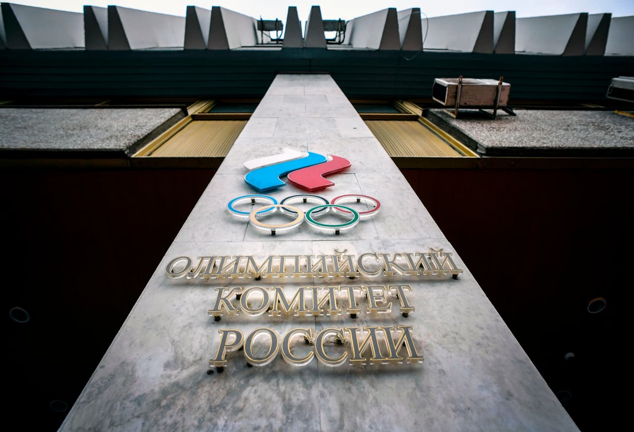 <b>Rusia fuera de las Olimpiadas: otro programa de dopaje patrocinado por un estado (2021 y 2022)</b>
<br>
<br>En 2016 un miembro de un laboratorio antidopaje de Moscú alertó sobre una iniciativa estatal para dar a los atletas rusos sustancias para mejorar el rendimiento, y ocultar ese uso. Se había establecido en los Juegos Olímpicos de invierno de 2014, realizados en Sochi, Rusia. 
<br>
<br>El programa involucraba a miembros del servicio de inteligencia de Rusia, quienes reemplazaban las pruebas reales de los atletas por muestras ‘limpias’. La Agencia Mundial Antidopaje encargó una investigación que encontró evidencia de este elaborado esquema.
<br>
<br>En diciembre de 2019 salieron los resultados de las pruebas reales y la Agencia Mundial Antidopaje impuso una prohibición de cuatro años a Rusia para los Juegos Olímpicos y otros eventos del calendario de competencias mundiales. 
<br>
<br>La sentencia fue apelada y se redujo a dos años. Los atletas rusos podrán competir en los Juegos Olímpicos y mundiales de 2021 y 2022, pero no bajo la bandera de su país.
<br>