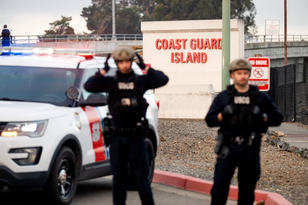 Miembros de la Guardia Costera observaban desde adentro la situación, que los mantuvo en tensión.