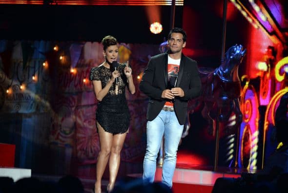 Nos preparamos para el show recordando lo mejor del 2014. Ese año, los conductores del evento fueron Galilea Montijo y Cristián de la Fuente.