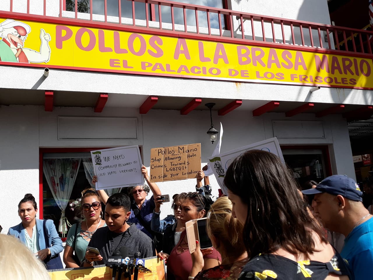 La protesta se realizó frente al restaurante "Pollos a la brasa Mario", donde ocurrió el incidente.