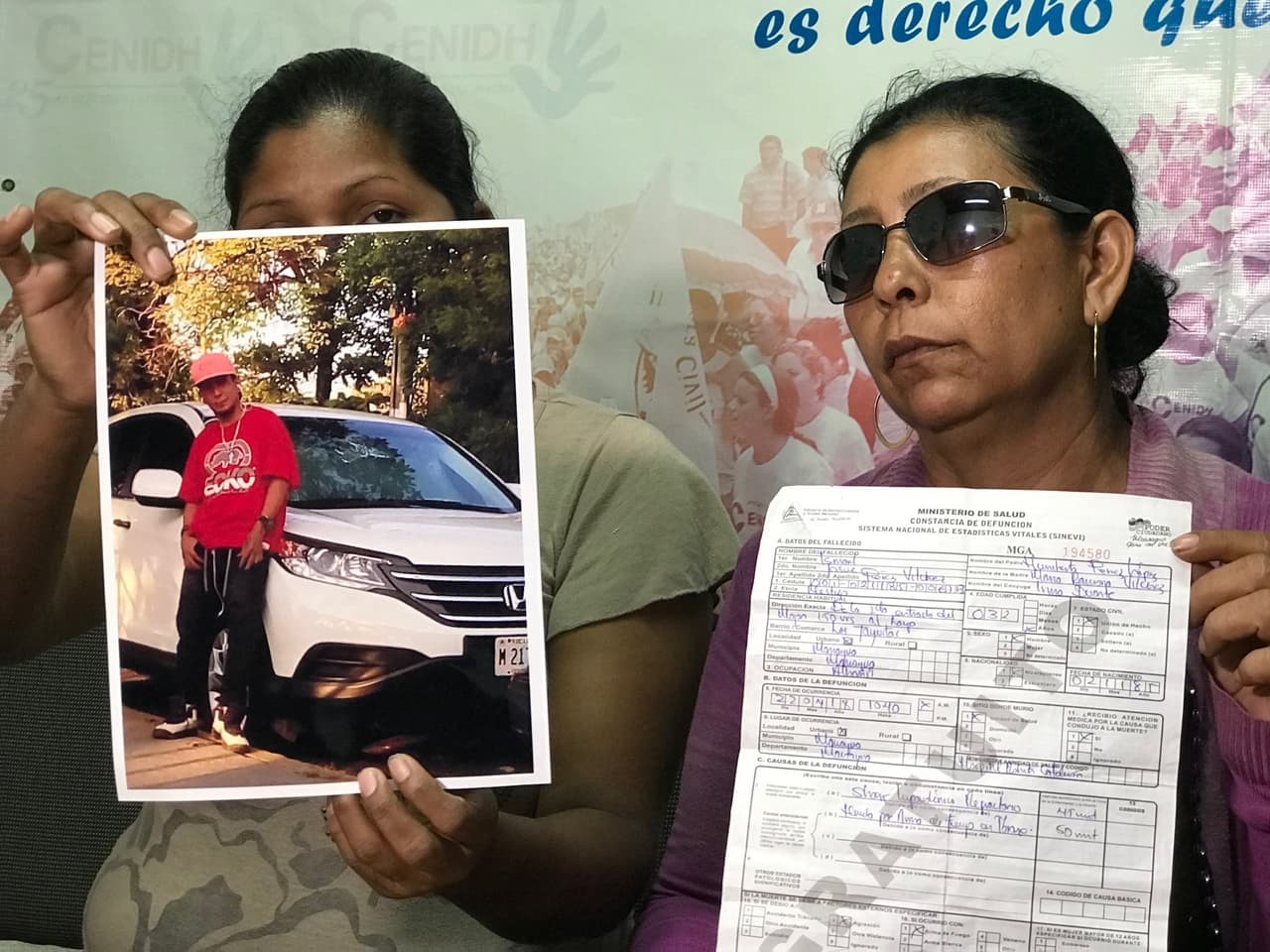 "Amor, ¿qué te hicieron?", le preguntó esta madre a su hijo al verlo muerto. María Ramona Vílchez se abalanzó sobre su hijo al verlo en la camilla del hospital Manolo Morales la mañana del domingo 22 de abril. “¡Amor!, ¿qué te hicieron? ¿Qué fue esto?”, le preguntaba a Ismael. Pero el hijo ya no respondería más. El balazo de una AK-47 le había destrozado la mandíbula y hacía cinco minutos ya había fallecido. Tenía 32 años y defendía uno de los negocios que estaban siendo saqueados en el barrio La Fuente de Managua. Su madre acusa a la Policía de su muerte.