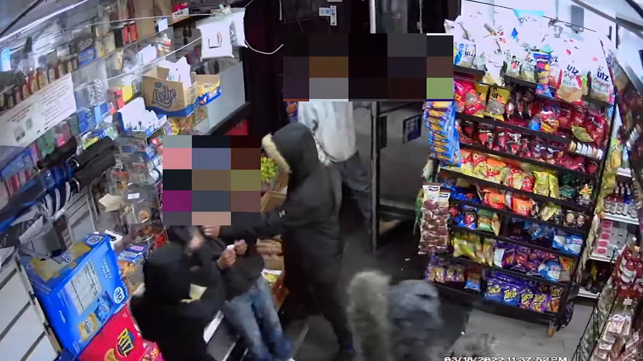 Cuatro jóvenes aterrorizan negocios del Bronx tras serie de robos