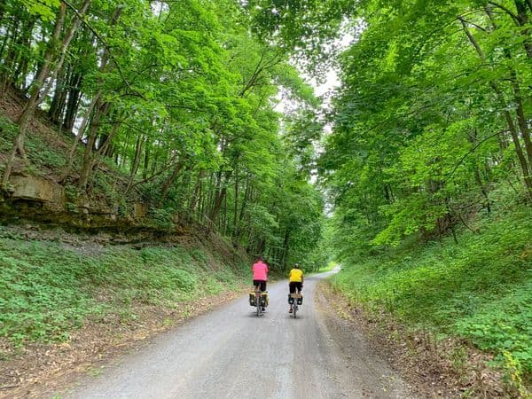 <b>Great Allegheny Passage</b>. Consta de más de 140 millas de líneas ferroviarias convertidas que van desde Homestead, PA (cerca de Pittsburgh), hasta Cumberland, Maryland. El sendero, en su mayoría nivelado, se conecta con el C&O Canal Towpath, que se extiende hasta Washington, DC, por una longitud total de 334.5 millas. Súbete al sendero y haz paradas en pueblos encantadores a lo largo del camino como Rockwood, Meyersdale y Connellsville.
