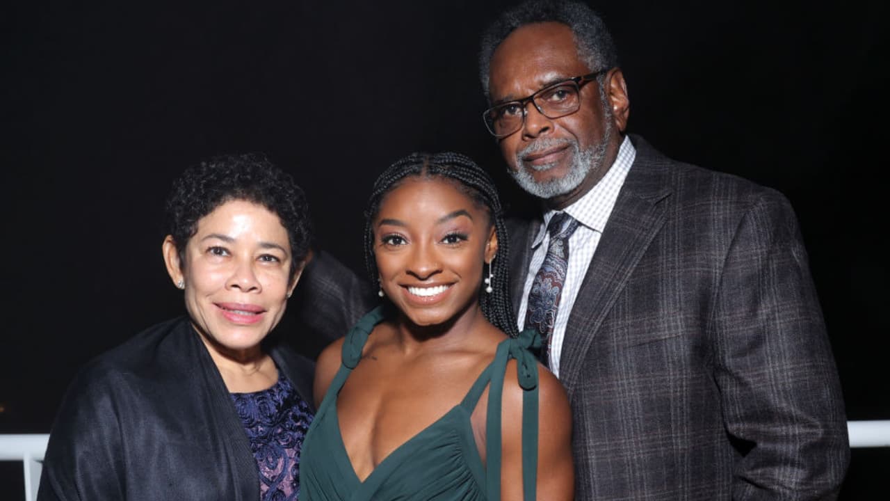 Simone Biles y su abuelo Ronald Biles y su esposa Nellie.