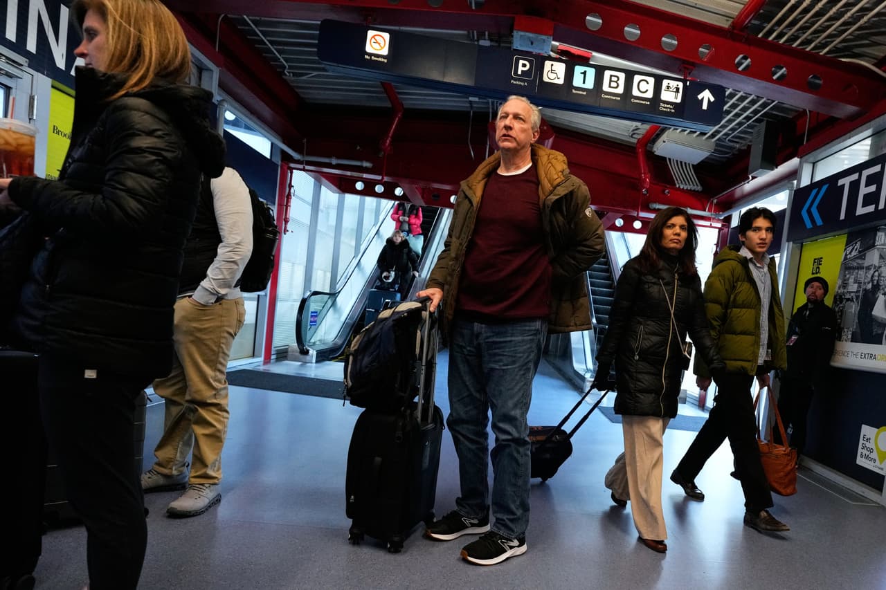 De acuerdo al Departamento de Aviación de Chicago, se espera que entre el 19 de diciembre y el 5 de enero, 
<b>4,8 millones de pasajeros </b>transiten por los aeropuertos de la ciudad y de ese total, 
<b>alrededor de 4 millones</b> viajarán específicamente a través del 
<b>Aeropuerto Internacional O’Hare</b>, consolidándolo como el principal punto de tránsito para los viajeros de la región.