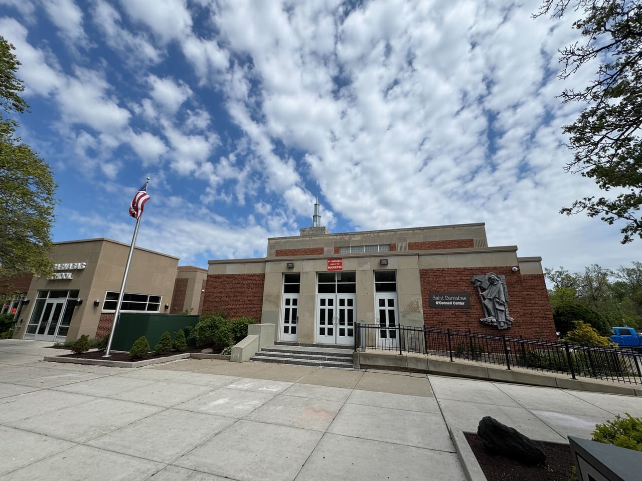 <b>La parroquia fue también un punto de conexión con la Orden de San Agustín</b>, cuyos miembros mantenían vínculos pastorales y académicos con distintas instituciones de la ciudad. Este contacto inicial lo llevó a interesarse por la espiritualidad agustiniana, centrada en la vida comunitaria, la búsqueda de la verdad y el amor como eje de la existencia cristiana. Años después, esta inspiración se concretaría en su ingreso a la Orden de San Agustín.