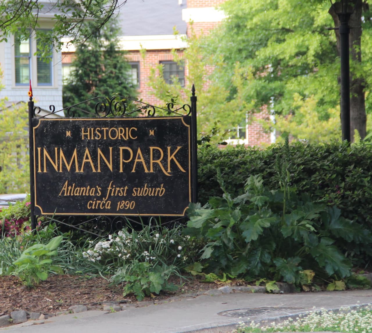 <b><a href="http://inmanparkfestival.org/">Inman Park Festival and Tour of Homes (23 de abril)</a></b>: Mira las casas históricas de Inman Park además disfruta de comida, música, baile, las artes y artesanías y el popular desfile del festival, que comienza a las 2 p.m.