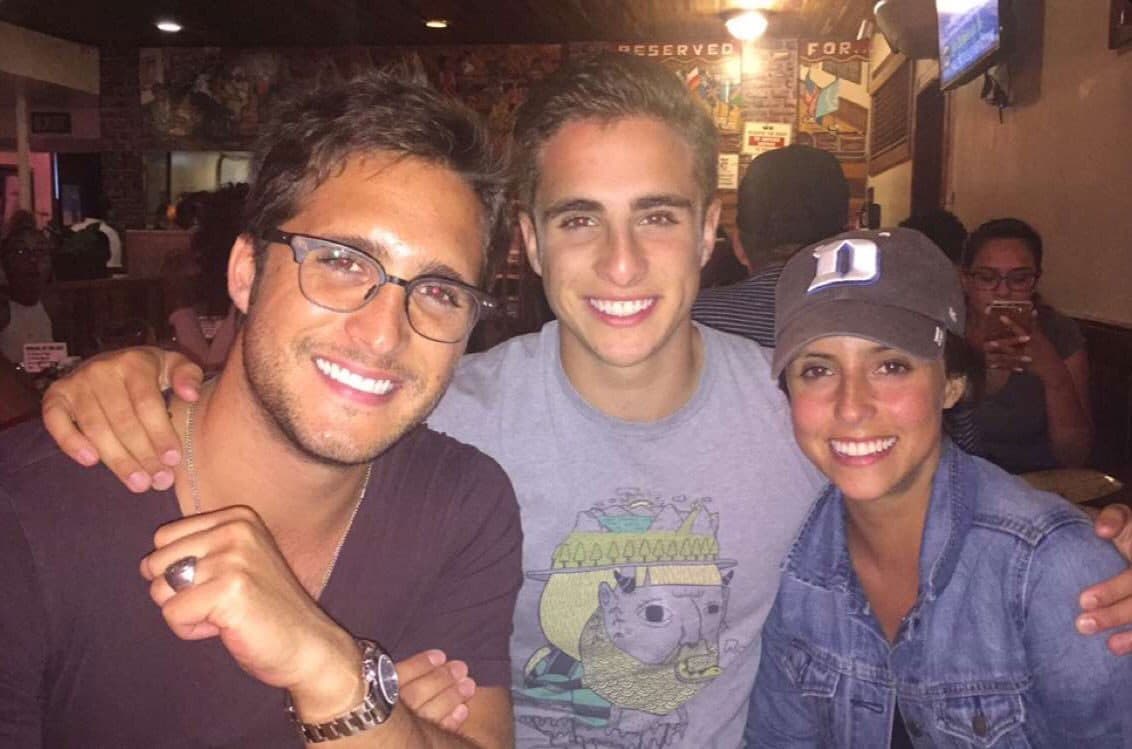 <b><a href="http://www.univision.com/temas/diego-boneta">Diego Boneta</a></b> es el mayor de sus hermanos, con quienes comparte la misma sonrisa.