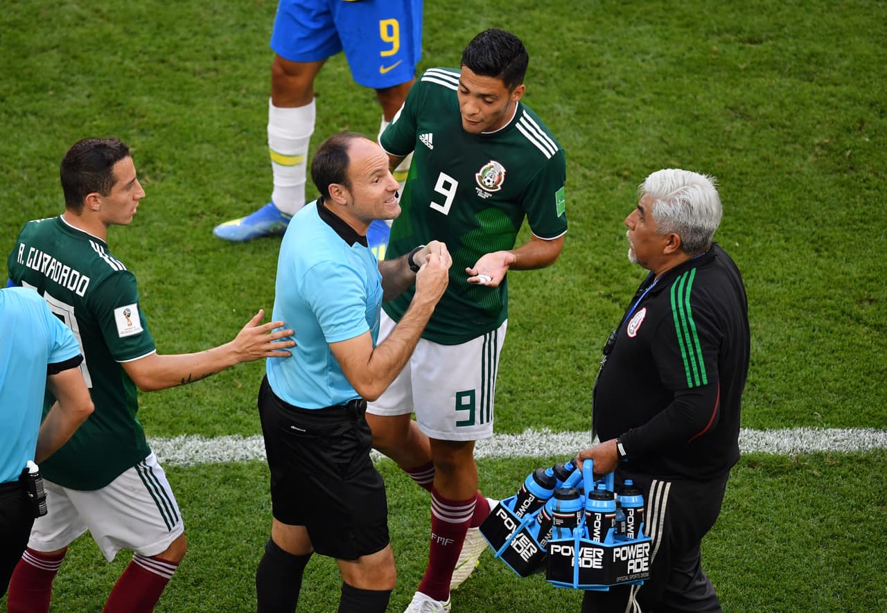 Raúl Jiménez: de los tres que ingresaron en la segunda mitad fue el que mejor se vio. Pudo fastidiar a los defensas rivales con el juego aéreo, pero le llegaron muy pocos centros.