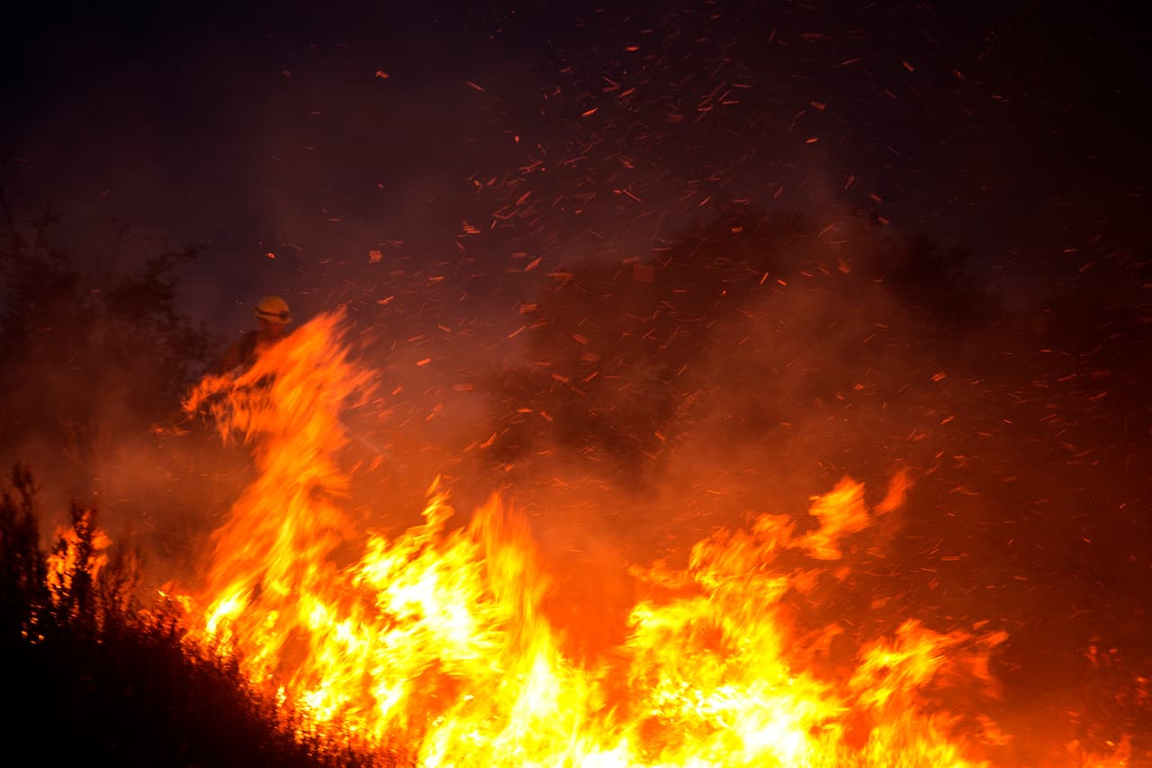 El incendio fue reportado este viernes a las 4:55 p.m. y se ha propagado rápidamente debido a las condiciones adversas del tiempo y la baja humedad en la zona, de acuerdo con el 
<a href="http://www.rvcfire.org/_Layouts/Incident%20Information/IncidentInfoDetail.aspx?4558" target="_blank">reporte</a> de este sábado.