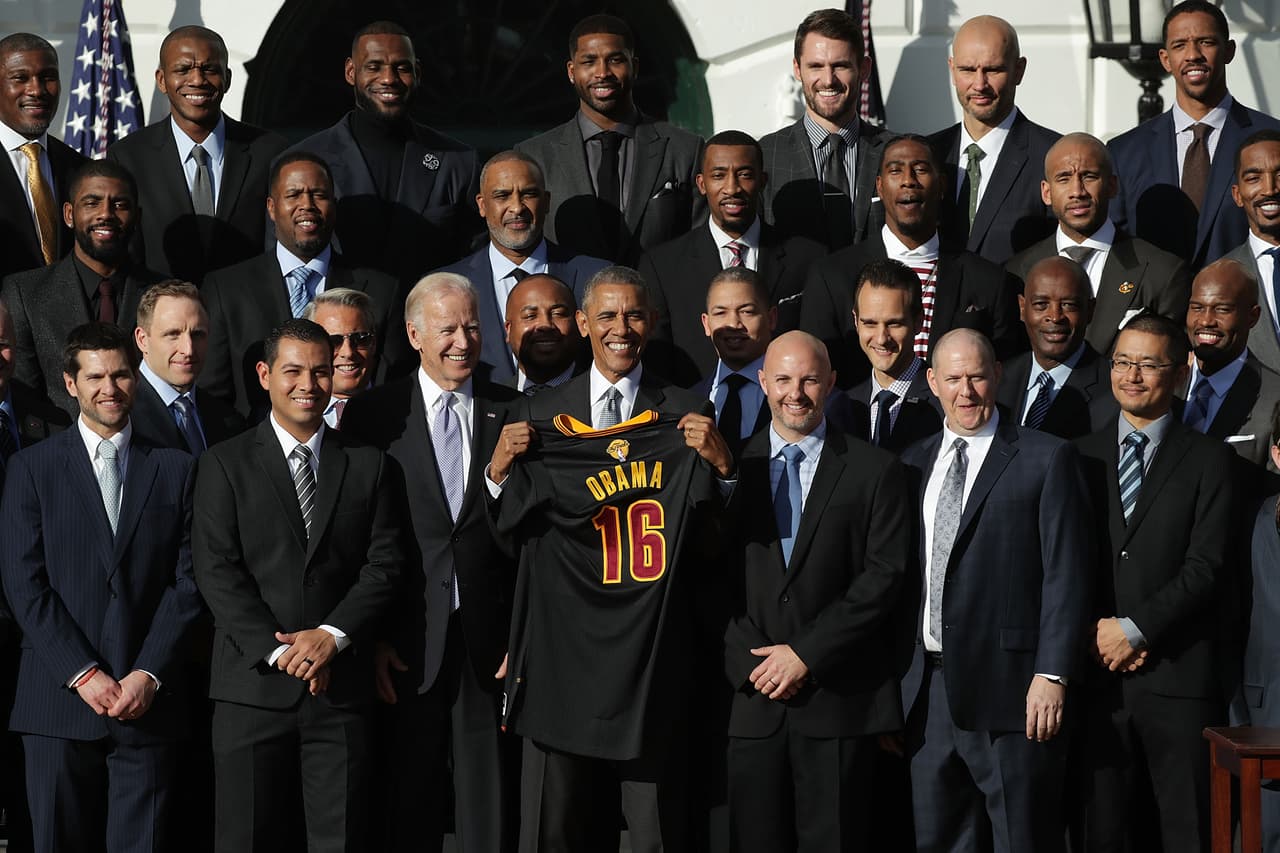 La tradición de regalarle una camiseta al presidente se volvió una excelente oportunidad para promocionar al equipo y viralizar el momento. En la imagen, Obama recibiendo a los Cleveland Cavaliers, actuales campeones de la NBA.