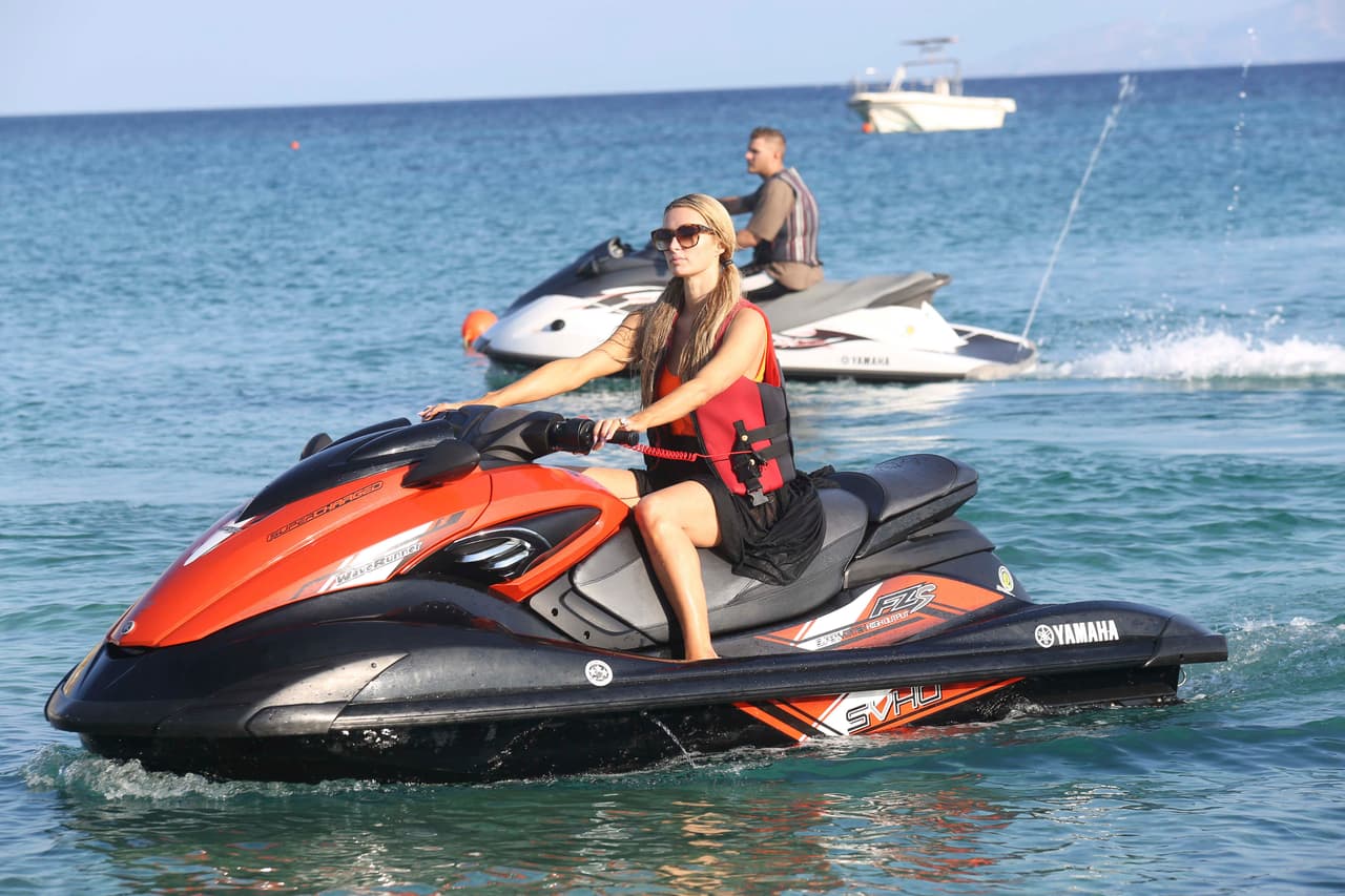 Durante su estancia en la paradisíaca playa de Mykonos, la socialite fue vista abordo de un esquí acuático.