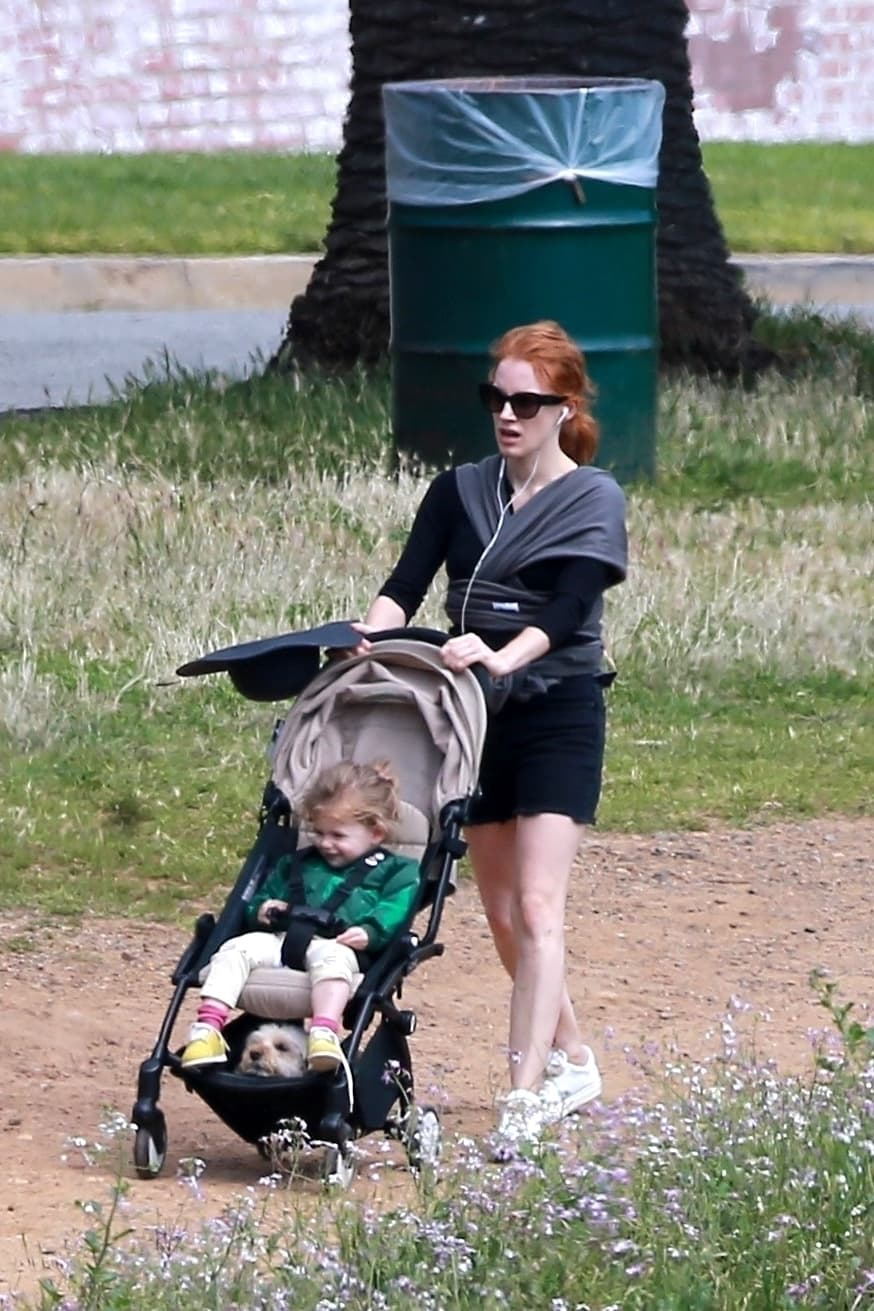 La actriz caminó cerca de la costa de Los Ángeles.