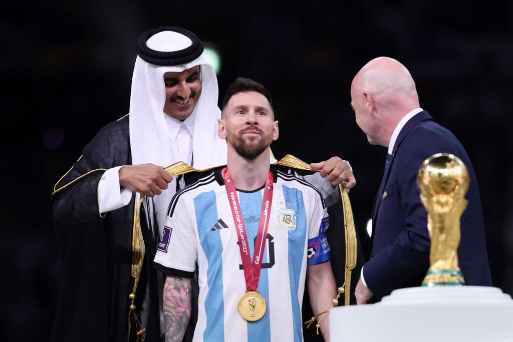 Qué es y para qué se usa la 'capa' que le pusieron a Messi tras ganar Argentina el Mundial Qatar 2022
