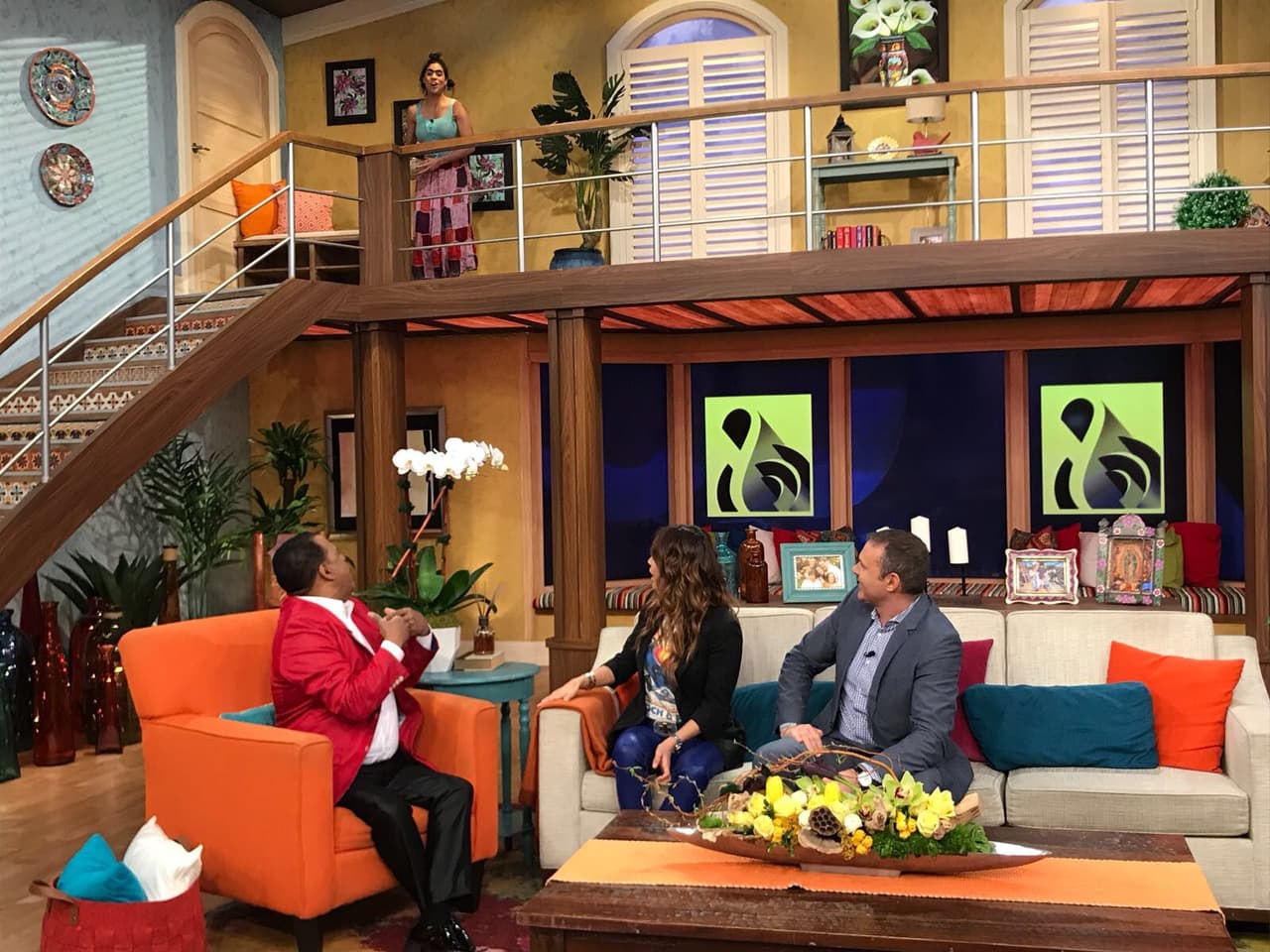 A lo lejos, Mela lo observaba atentamente. Ella no podía esperar más para bajar y sorprenderlo.