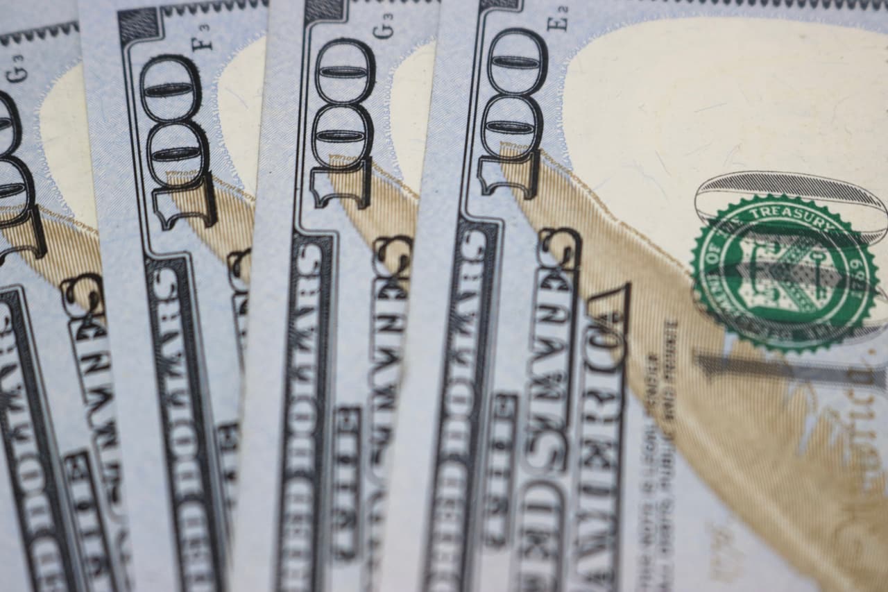 <b>Quién es elegible para el este crédito por trabajo |</b> Si ganaste $56,844 o menos 
<a href="https://www.irs.gov/es/credits-deductions/individuals/earned-income-tax-credit-eitc" target="_blank">puedes usar esta herramienta del IRS para verificar si eres elegible. </a>De serlo, puedes verificar también qué cantidad estimada se supone recibas por este crédito. "La cantidad de su crédito puede cambiar si tiene hijos, dependientes, está incapacitado o si reúne otros criterios", detalla el IRS.
<br>
<br>De acuerdo con la tabla de ingresos del IRS, quienes presentan una declaración como soltero, cabeza de familia o viudo deben haber ganado hasta $15,820 si no tienen hijos, hasta $41,756 si tienen un hijo, hasta $47,440 si tienen dos hijos y hasta $50,594 si tienen tres hijos.