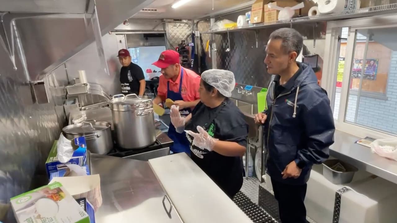 Nos metimos hasta la cocina y nos contó de qué están hechos sus dos propuestas de platillos para recibir a los visitantes a la Convención Nacional Demócrata en Chicago.