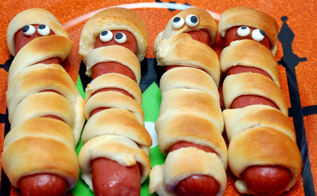 http://hugsandcookiesxoxo.com/2011/10/mummy-hot-dogs-for-dinner.html