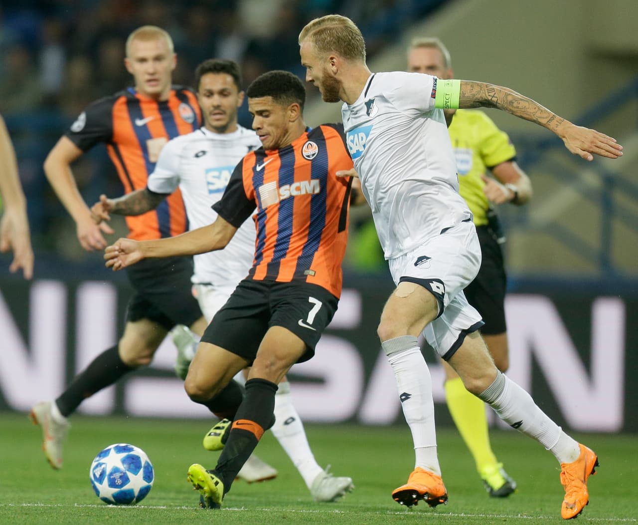 Poco a poco se acercaba mucho más el equipo ucraniano al arco visitante, sobre todo con Taison.