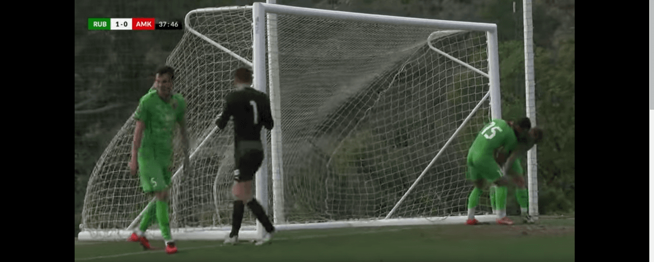 Viento le juega mala pasada al portero del Rubin Kazan