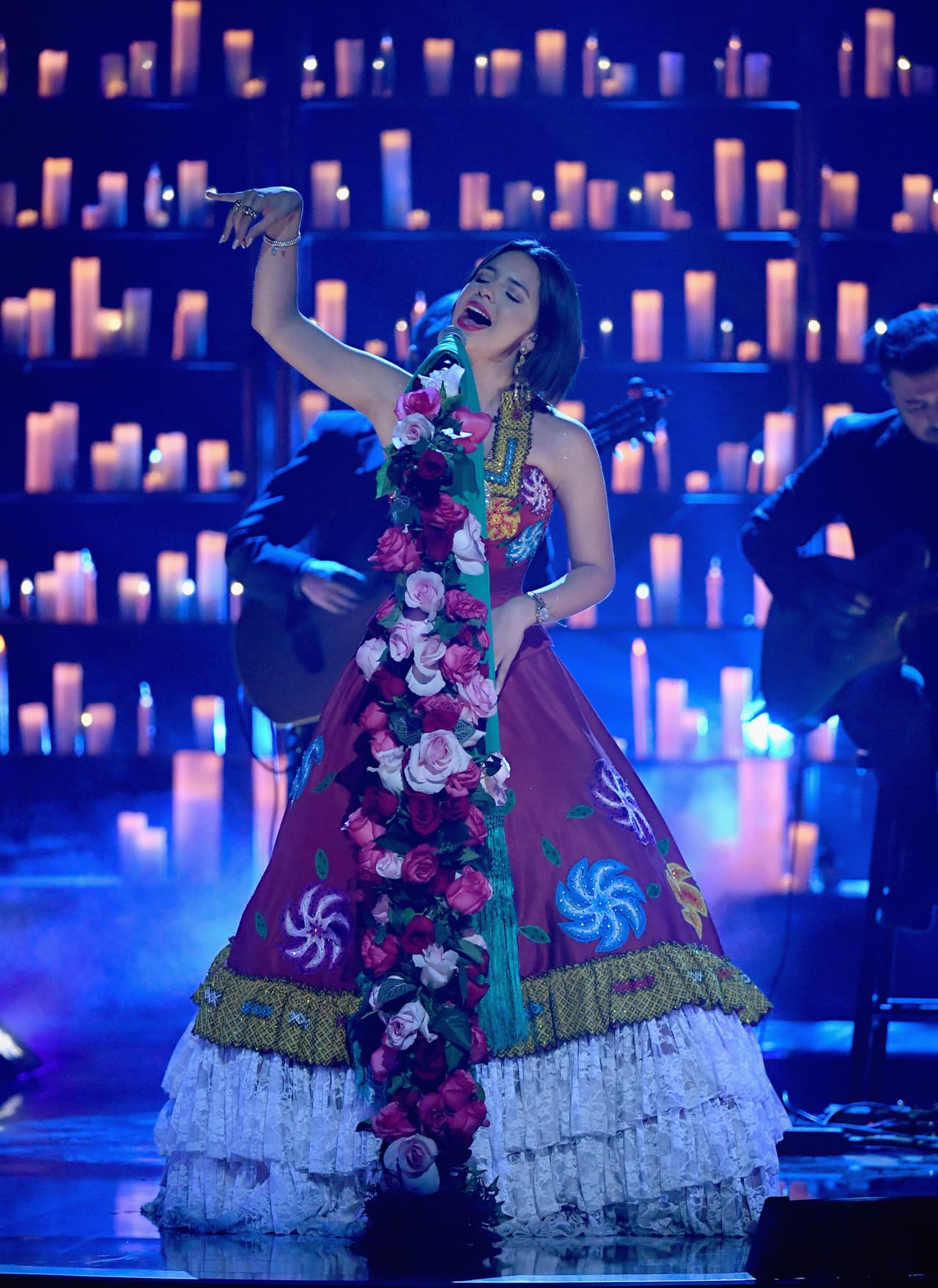 Una de las sorpresas de la noche fue ver a la menor del clan Aguilar, Ángela, interpretando 'La llorona'. La cantante estuvo nominada esa noche en las categorías Mejor Nuevo Artista y Mejor Álbum Ranchero.