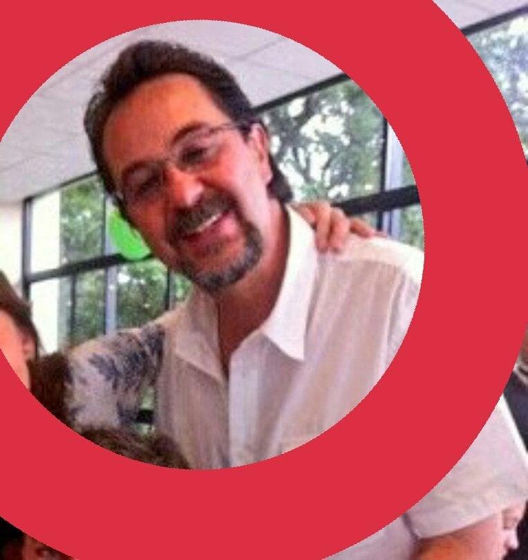 El director
<a href="http://www.univision.com/entretenimiento/mueren-en-accidente-de-carretera-un-hijo-de-maria-rubio-y-la-actriz-maru-duenas"><b>falleció en</b> <b>un accidente automovilístico en la carretera México – Cuernavaca, en el kilómetro 46 </b></a>
<b>cuando regresaba de una locación de la telenovela 'Me declaro culpable'.</b>