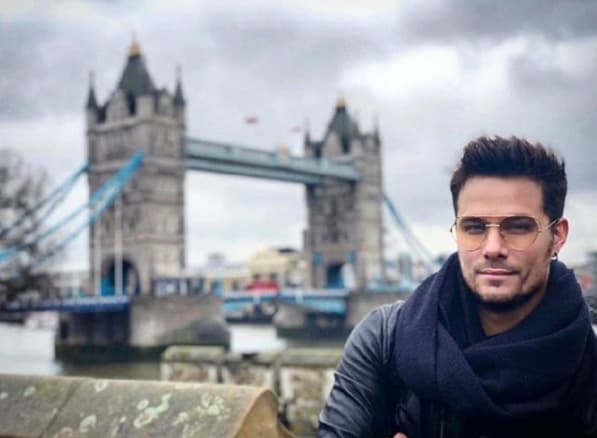 La pareja también hizo una parada en Londres, Reino Unido. En esta imagen se puede ver al actor en el icónico Puente de la Torre, que atraviesa el río Támesis.