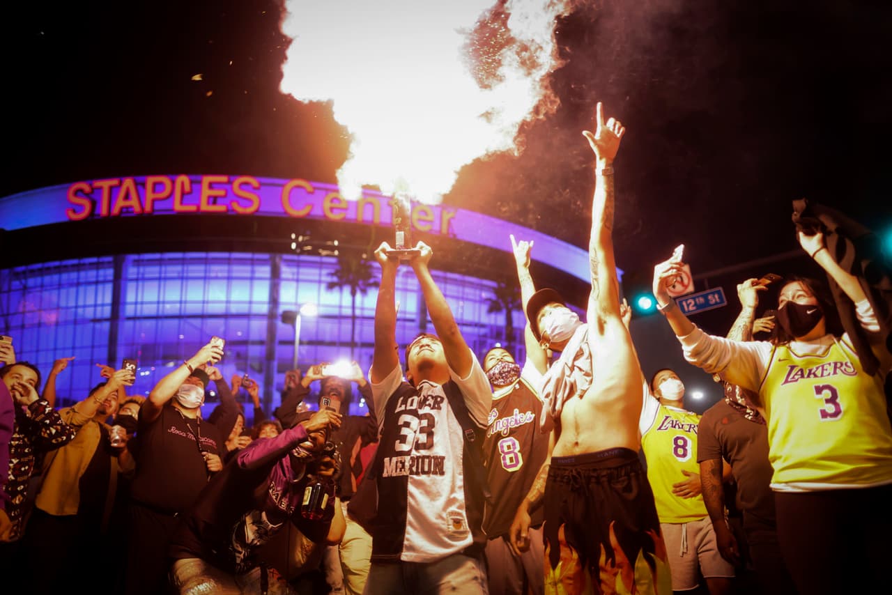 Tras 10 años de espera, los fanáticos de Los Lakers vieron nuevamente a su equipo como el campeón de la NBA. Las autoridades locales habían pedido que las celebraciones se realizaran en casa y respetando las medidas contra el contagio del coronavirus, sin embargo, la efusividad del triunfo se tornó en violencia que ameritó la presencia de la policía en las calles de Los Ángeles.