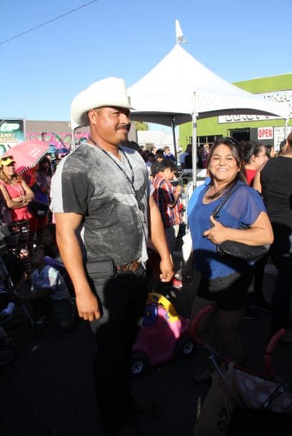 “ Los Canarios de Michoacán” pusieron a bailar a cientos de Arizoneneses en los Latin Grammy Street Parties en Phoenix, quienes no pudieron resistirse al carismático grupo de música regional mexicana, su sonido único del arpa y a sus conocidos sencillos. 