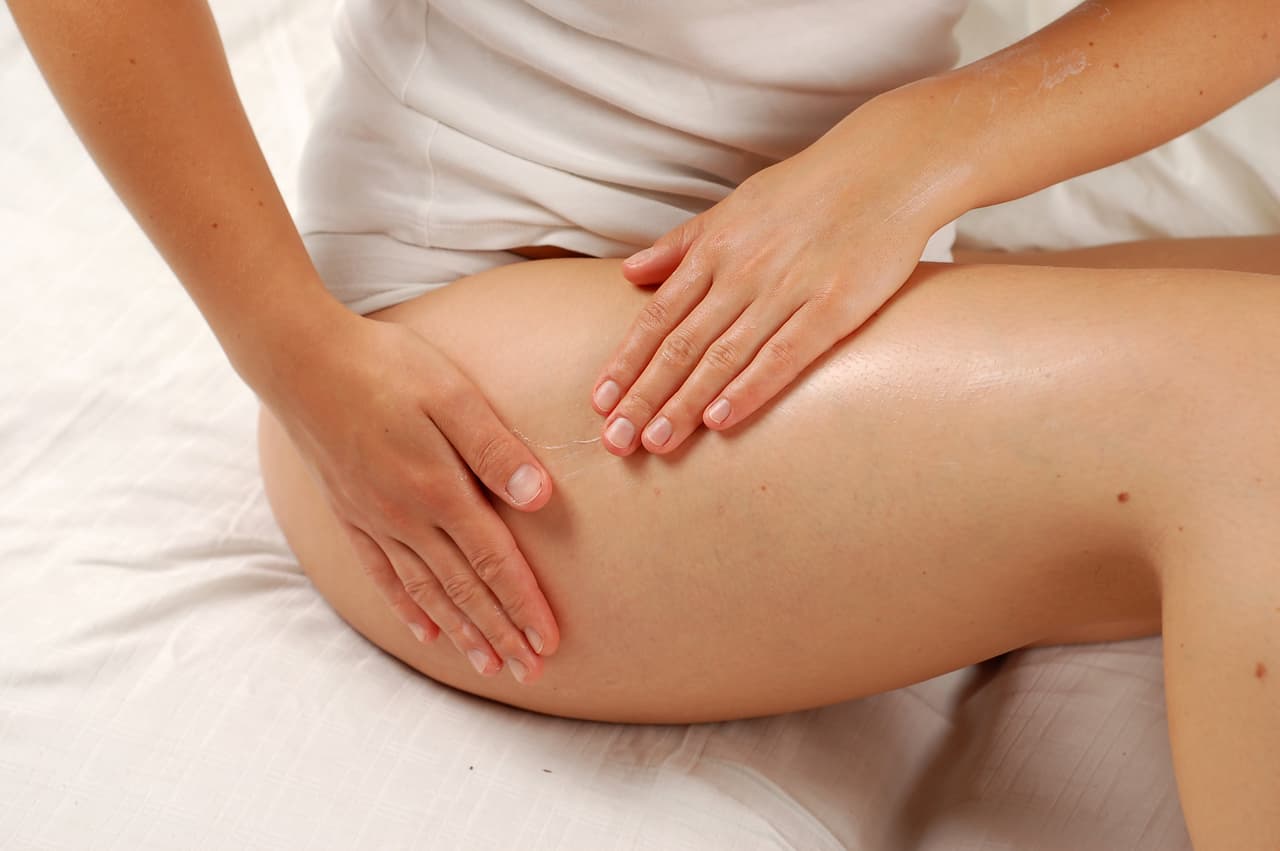 <h3>Crema corporal </h3> Aunque la piel del cuerpo no se arruga tan fácilmente –su proceso de envejecimiento es diferente al del cutis–, también pierde elasticidad, suavidad y
<a href="http://bienestar.salud180.com/salud-dia-dia/5-beneficios-de-las-cremas-reafirmantes">humedad</a>. Aplicar diariamente una crema corporal ayuda a restablecer la película protectora de la dermis, tonificar la piel y regenerar los tejidos. Elige una presentación líquida –es la más fácil de aplicar y absorberse– que vaya con tu tipo de piel.