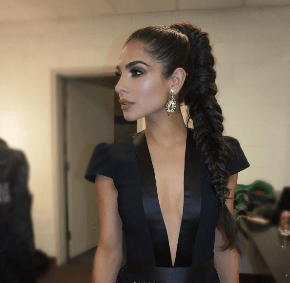 Ella también sorprendió con este diseño en color negro, sencillo y elegante.