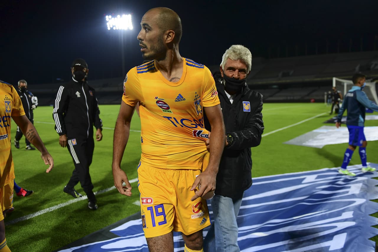 El contención argentino tuvo que ser retirado por su DT, Ricardo Ferretti.