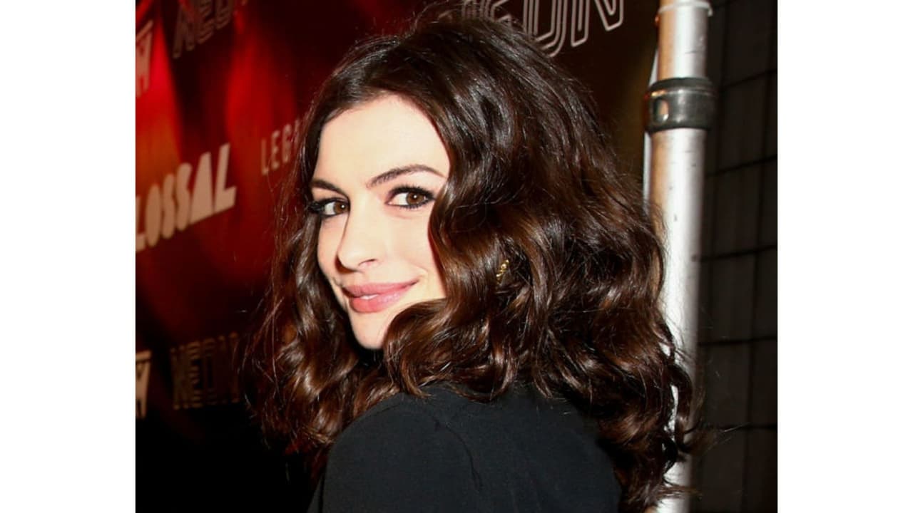 Otra de las famosas que ha usado el corte long shag es Anne Hathaway, como en la foto para la premier de 'Colossal' en 2017.