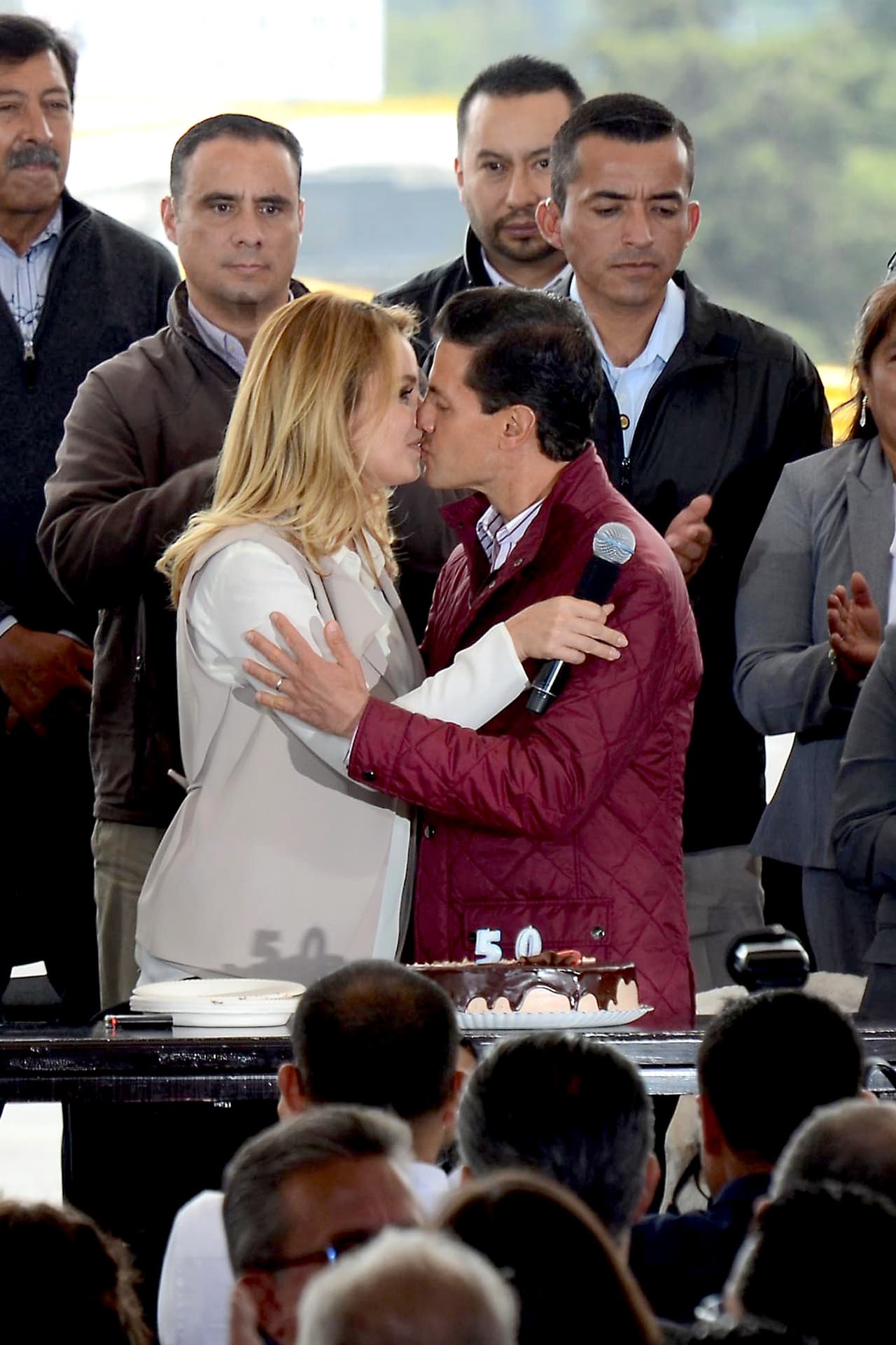 El 1 de diciembre de 2012 Enrique Peña Nieto tomó posesión como presidente de México y Angélica Rivera fue presentada como la primera dama en la página oficial de la Presidencia de la República aunque, según información de la 
<a href="https://www.quien.com/espectaculos/2010/11/22/angelica-rivera-y-enrique-pena-nieto-su-historia-de-amor" target="_blank">revista Quién</a>, la figura de 'primera dama' no existe en la Constitución mexicana ni en el organigrama de la oficina de la Presidencia.