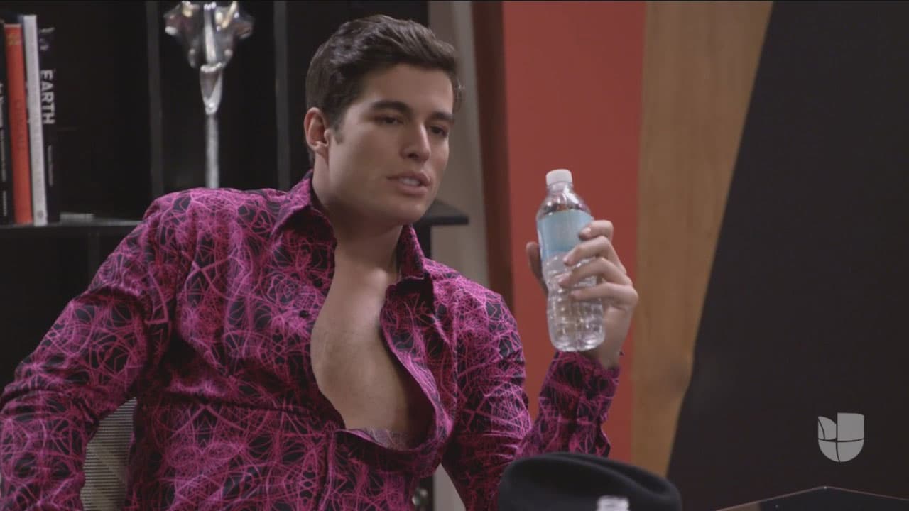 Otra de las características del menor de los Cabrera es usar abierta la camisa, seguro que provoca cientos de suspiros.