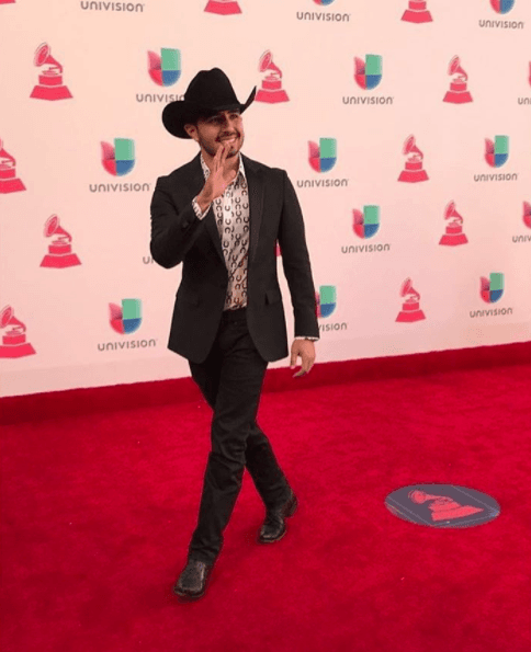 Con el apoyo de sus padres, a partir de los nueve años de edad Joss Favela empezó a tomar clases de guitarra.