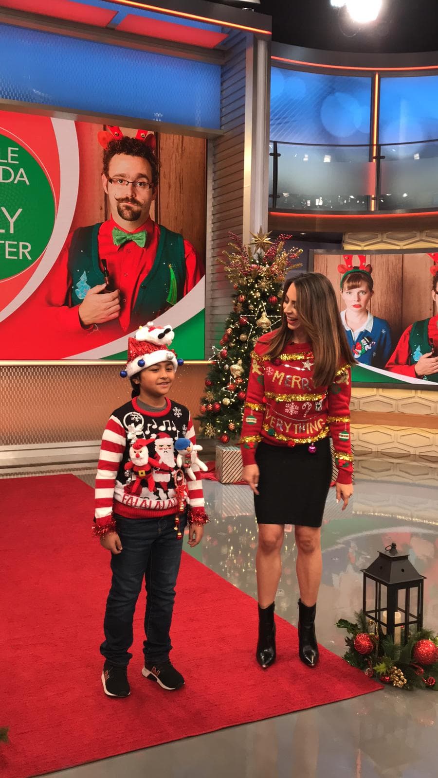 Carolina Rosario es buena para informar pero también para modelar y lo demostró en nuestro desfile de suéteres feos.