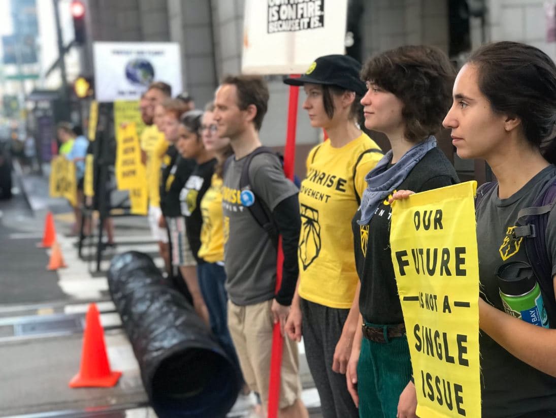 Este miércoles por la mañana varios manifestantes cerraron la calle Montgomery como parte de las acciones en curso tras la 
<a href="https://www.univision.com/local/san-francisco-kdtv/miles-de-personas-salen-a-las-calles-del-area-de-la-bahia-para-manifestarse-contra-la-inaccion-frente-el-cambio-climatico-fotos-fotos">huelga climática mundial liderada por jóvenes este pasado viernes. </a>
<br>