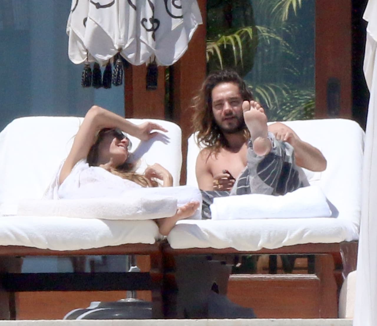 Se trata del músico alemán Tom Kaulitz, quien pertenece a la banda de rock Tokio Hotel.