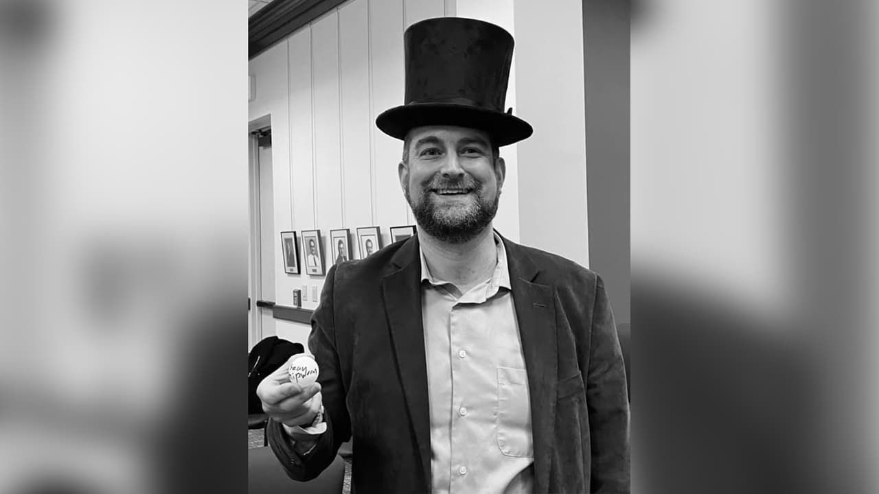 Sacan una pelota de ping pong de un sombrero para elegir a un alcalde en Texas