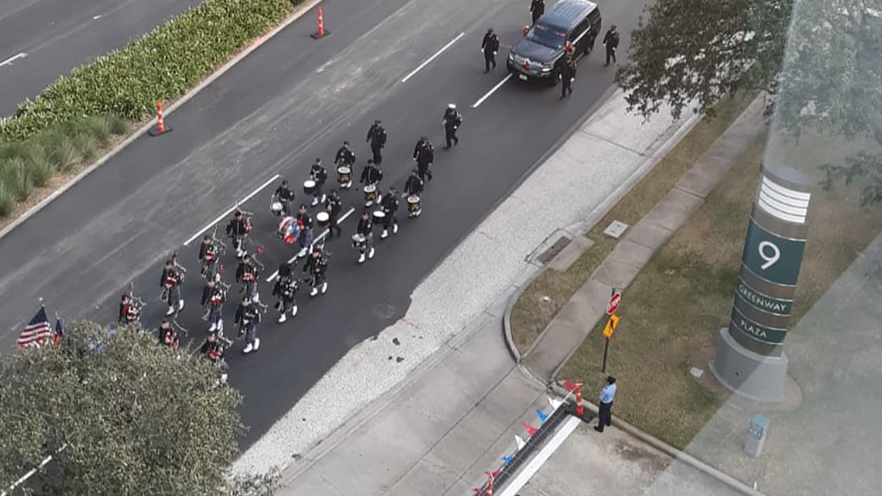 “¡Queridos amigos, buenos dias! Pocas veces atestiguo, desde la comodidad de mi oficina, la procesion para honrar a un heroe caido en el cumplimiento de su deber, como hizo el Sr. Lemuel Bruce (44 años de edad)”, señala Omar López que compartió las fotos con Univision 45.